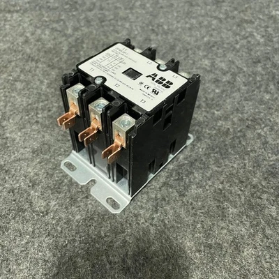 Contactor de propósito definido ABB DP40C3P-1 3 polos 40 FLA 50A Res 120 VCA bobina  Foto 1 de 4