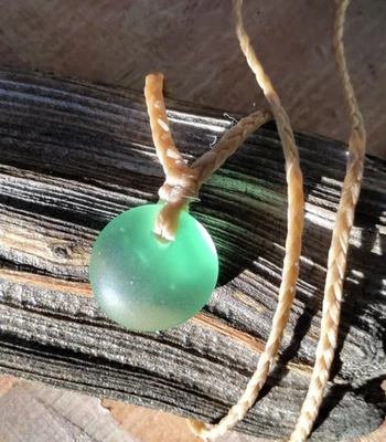 Collar de vidrio marino verde peridoto brillante informal trenza botón cierre de palanca Foto 1 de 4