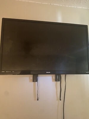 Roku 32" Inch Select Series HD LED Smart Roku TV w Voice Remote 720p 60Hz Wifi - Image 1 of 3