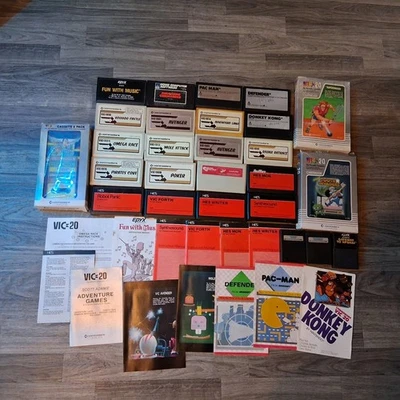 Lote de 25 cartuchos de juego Commodore VIC-20 + algunos manuales y casetes Foto 1 de 4