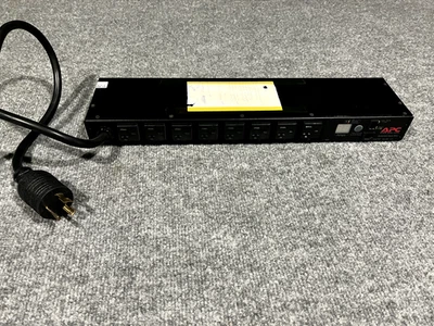 PDU para rack APC AP7901, conmutada, 1U, 20A, 120 V Foto 1 de 3