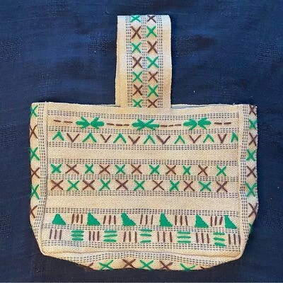 Bolso de mano vintage de mercado de yute ¡Bolso de correa única! Tela de arpillera con bordado. Estados Unidos. Foto 1 de 4