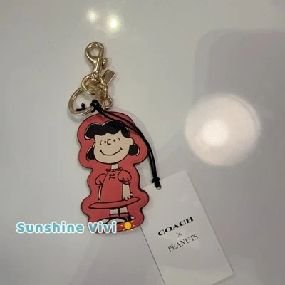 Novo com etiquetas Coach x Peanuts 2025 Bolsa de Couro Lucy Charme Chaveiro CBG58 Rosa Aniversário - Imagem 1 de 4