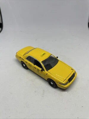 Ford Crown Victoria 2011 Greenlight Yellow Cab Co escala 1/64 Foto 1 de 4