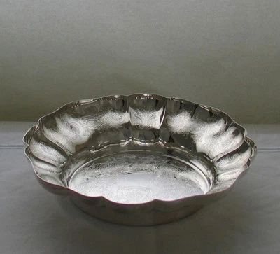 Plato de fruta/pastel plateado de forma redonda, en relieve Foto 1 de 4