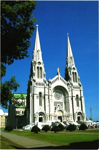 Postcard:  The Basilica: Sainte-Anne-de-Beaupré --- Quebec - Canada - Picture 1 of 2