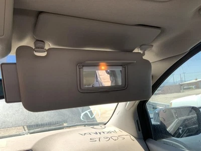 Parasol derecho usado se adapta a: Nissan Armada 2011 con iluminación primaria inferior LE R. Foto 1 de 4