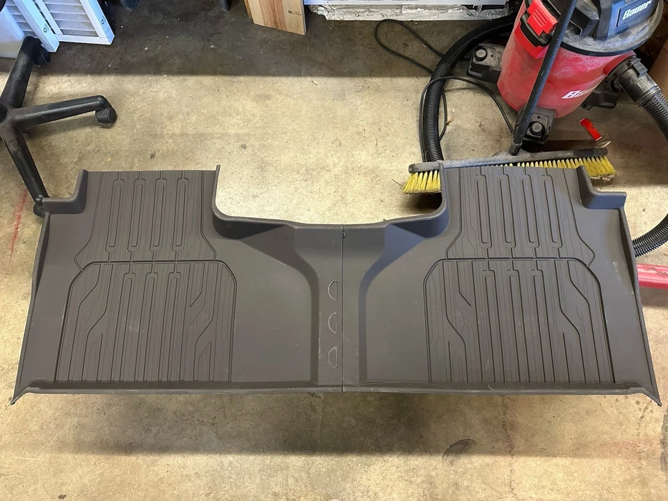 Подлинные напольные покрытия для любых погодных условий 2-й ряд 2021-2025 годов выпуска для GMC Yukon 84646726 от оригинального производителя - Изображение 1 из 4