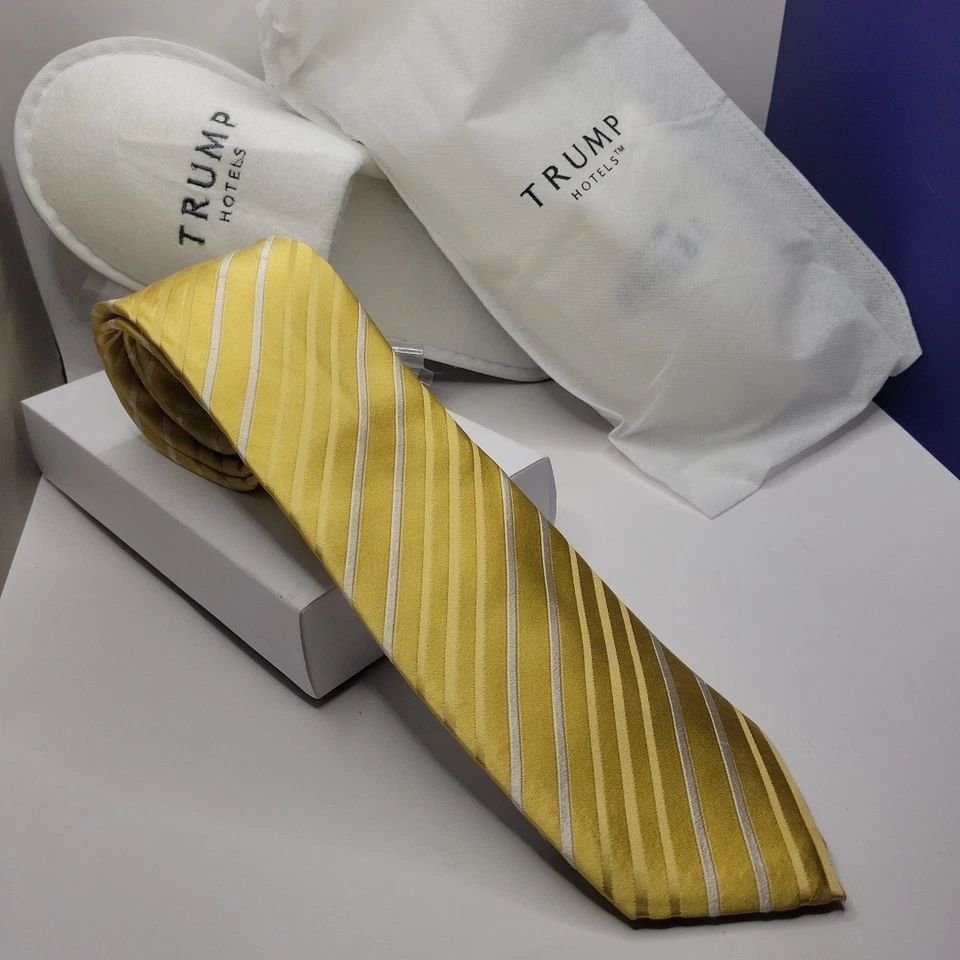 Gravata Donald Trump Signature Collection Repp pescoço e chinelos hotel ouro/marfim 60"  - Imagem 1 de 4
