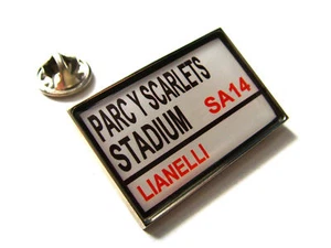 SCARLETS STADIUM STREET ROAD SIGN LAPEL PIN BADGE GIFT - Picture 1 of 1