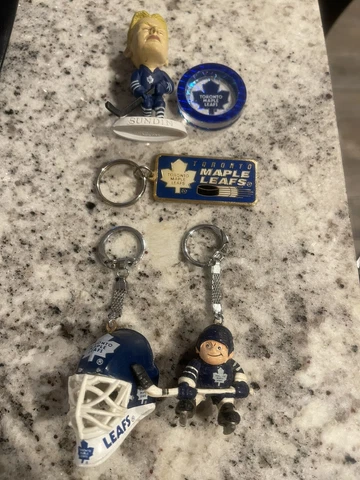 LOT OF 3 VINTAGE TORONTO MAPLE LEAFS KEY CHAINS + 2 SOUVENIRS GOALIE MASK Cover