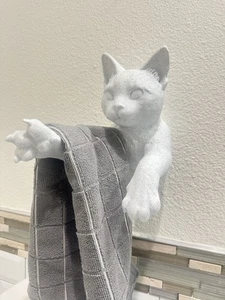 Cute Cat Hand Towel Holder Sculpture Playful Cat 9x8x5 Wall Hook Bathroom Decor - Picture 1 of 5