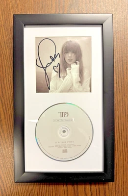 CD do Departamento de Poetas Torturados Assinado/Emoldurado de Taylor Swift com Foto Assinada + CORAÇÃO! - Imagem 1 de 4