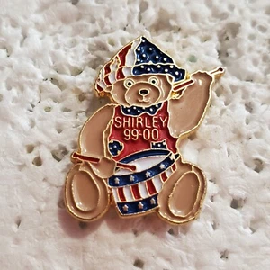 De colección VFW 1999-00 Shirley American Drumming Oso de Peluche Solapa Sombrero Pin Tie Tac EE. UU. - Imagen 1 de 3