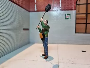 Figure Model Man Camera Crew Film Boom Operator Diorama 1:24 G LGB Scale - Picture 1 of 8