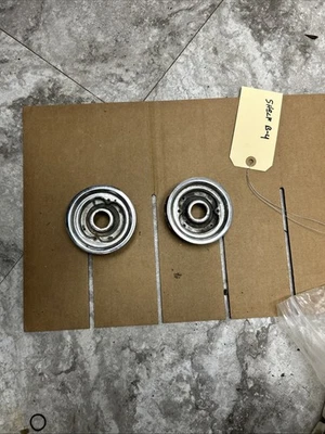 Placas base de bloqueo giratorio OEM para montaje de pestillo de capó Ford Mustang 1970 Foto 1 de 4