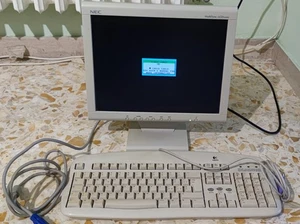 Monitor NEC MultiSyncLCD1550V e tastiera Logitech - Imagen 1 de 13