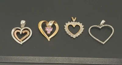 Lote de cuatro colgantes de corazón de diamantes de oro de 10k de oro amarillo blanco rosa de 5 g Foto 1 de 4
