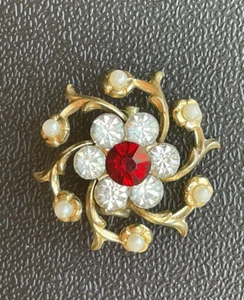 Vintage-Gold Tone Flower Swirl Red & White Colorless Rhinestone Brooch/Pin.    D - Foto 1 di 12