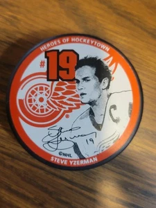Steve Yzerman #19 Detroit Red Wings “Hero’s of Hockeytown” original signed Puck - Picture 1 of 3