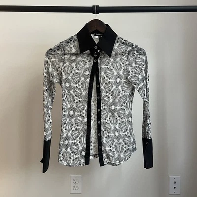 Bebe Y2K 美国可爱垃圾佩斯利纽扣女式 XS 衬衫 — 第 1/4 张图片