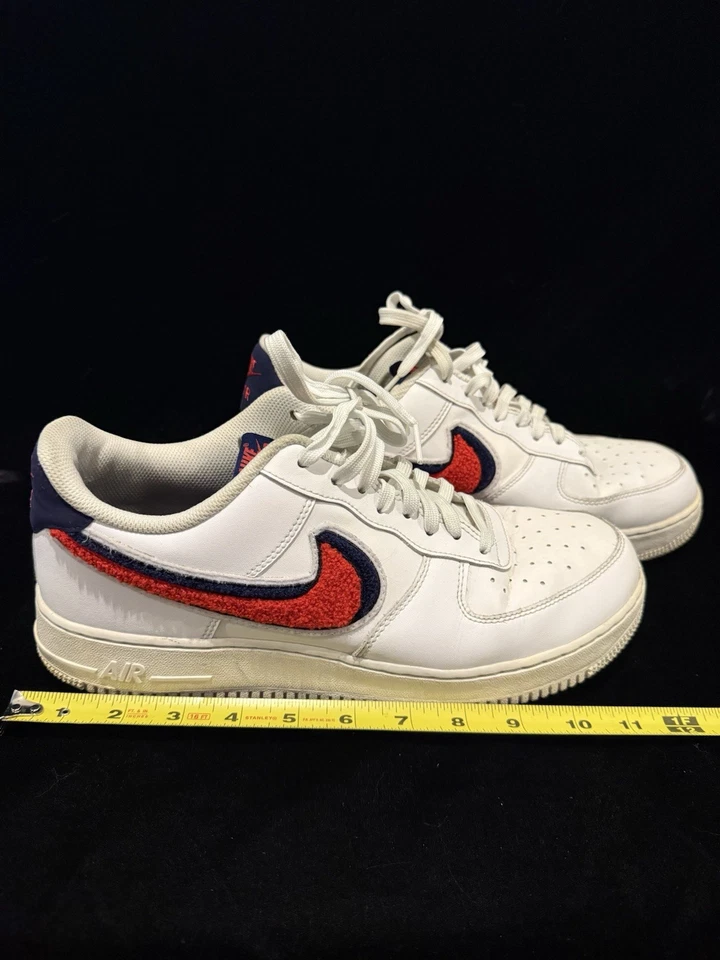Talla 11.5 - Nike Air Force 1 07 LV8 Chenille Swoosh Foto 1 de 4