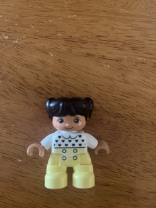 Lego Duplo Figura Niña Asiática Hija Niño Pequeño Camisa Blanca Pantalones Amarillos Coletas - Imagen 1 de 3