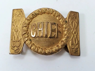 Hebilla "Jefe" de bombero de latón vintage con diseño ornamentado para bucle de correa deslizante Foto 1 de 4