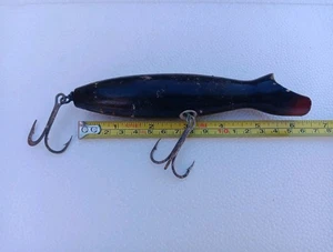 Stan Gibbs Holz Angelköder Oberfläche Plug 6 1/4" schwarz mit dunkelroter Lippe - Bild 1 von 13