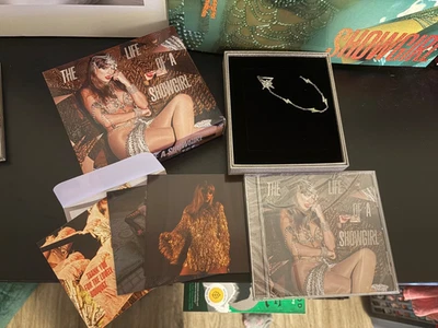 Taylor Swift THE LIFE OF A SHOWGIRL DELUXE CD IT'S BEAUTIFUL + Bracelet SEALED💚 Foto 1 de 4