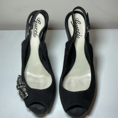 Zapatos de salón Gucci negros de gamuza punta abierta con adornos Foto 1 de 4