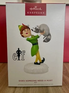 Neu im Karton Hallmark Andenken BRAUCHT JEMAND EINE UMARMUNG? Weihnachtsschmuck ELF Waschbär - Bild 1 von 3