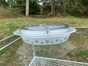 Vintage Pyrex weiß & Aqua Schneeflocke geteilt Kasserolle Schüssel 1,5 Quart mit Deckel SCHÖN - Bild 1 von 18