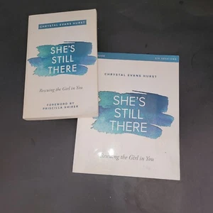 She's Still There Rescuing the Girl in You Chrystal Evans Hurst & Study Guide - Imagen 1 de 7