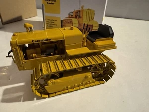 SpecCast 1:16 scale Caterpillar R2 Track-Type Tractor w/Box - Picture 1 of 20
