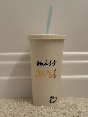 Kate Spade New York Miss to Mrs 20 oz. Copo de acrílico com palha (novo em folha) - Imagem 1 de 4