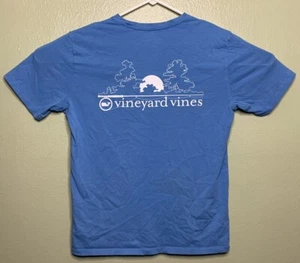 Vineyard Vines Herren Größe Small hellblau Angeln Mond Logo Tasche Grafik Hemd - Bild 1 von 5