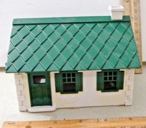 PLASTICVILLE O SCALE~ COTTAGE~WHITE WITH DARK GREEN ROOF WINDOWS & DOORS - Picture 1 of 6
