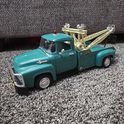 Welly 1956 Ford F-100 Tow Truck 1/18 Scale - Image 1 of 4