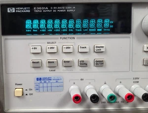 HP AGILENT E3631A / Netzgerät/ 0-6 V bei 5 A / 0 bei +- 25V bei 1 A (25-9-29-2) - Bild 1 von 8