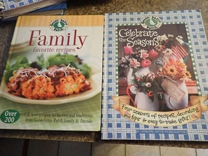 LOT of 2 Goose Berry Patch Cookbooks hardcover Family Favorite Celebrate Seasons - Imagen 1 de 4