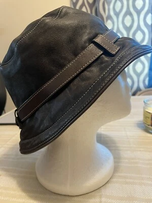 Sombrero de cubo Coach de cuero, marrón oscuro, hebilla plateada acento forrado con monograma Foto 1 de 4