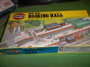 Airfix ho/oo 03603-2 BOOKING HALL - Foto 1 di 8