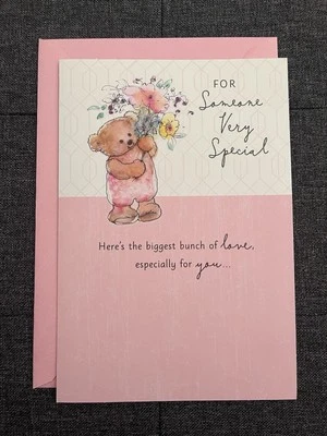 Tarjeta de felicitación del día de la madre Hallmark oso de peluche y ramo de flores Mary Hamilton  Foto 1 de 4