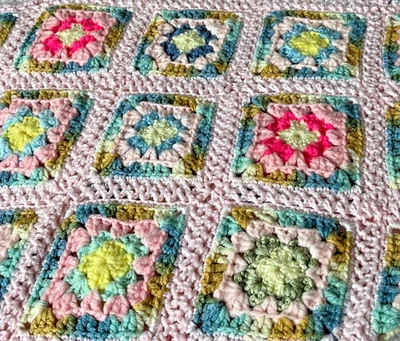 Manta afgana bebé ganchillo hecha a mano multicolor cuadrada abuela 48 x 32 vintage Foto 1 de 4