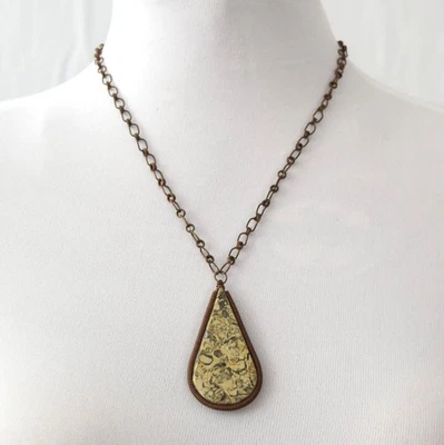Collar colgante de jaspe amarillo lágrima hecho a mano con joya de cadena de bronce antigua Foto 1 de 4