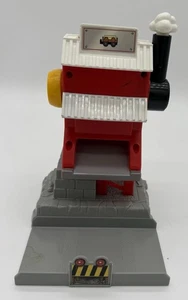 2003 Fisher Price Geo Trax Train Cross Valley Rail Pipe Work Station Building - Picture 1 of 8