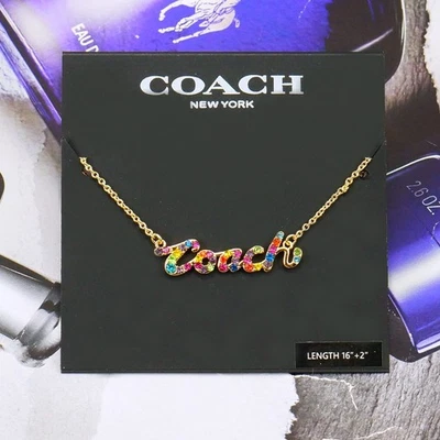 LIBERAÇÃO!! Novo com etiquetas Coach Signature Script colar de cristais multicoloridos folheado a ouro - Imagem 1 de 4