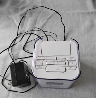 Audiovox Venturer CR8030iE5 Dual Alarm Clock, AM/FM Radio & Dock for iPod/iPhone - Image 1 of 4