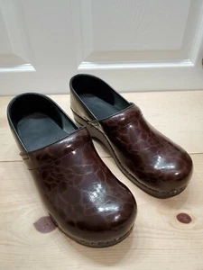 Sanita Damen 11,5-12/42 Clogs Pflege Profi braun Kroko Lackleder    - Bild 1 von 10